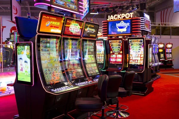 Mobile app showing live games dashboard with payment and sports tabs